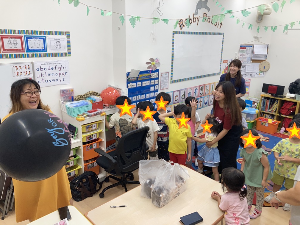 ロビーラビットクラスのMs.Annが赤ちゃんの性別を発表してくれました！Ms. Ann, Robby Rabbit teacher, announced the gender of her baby!